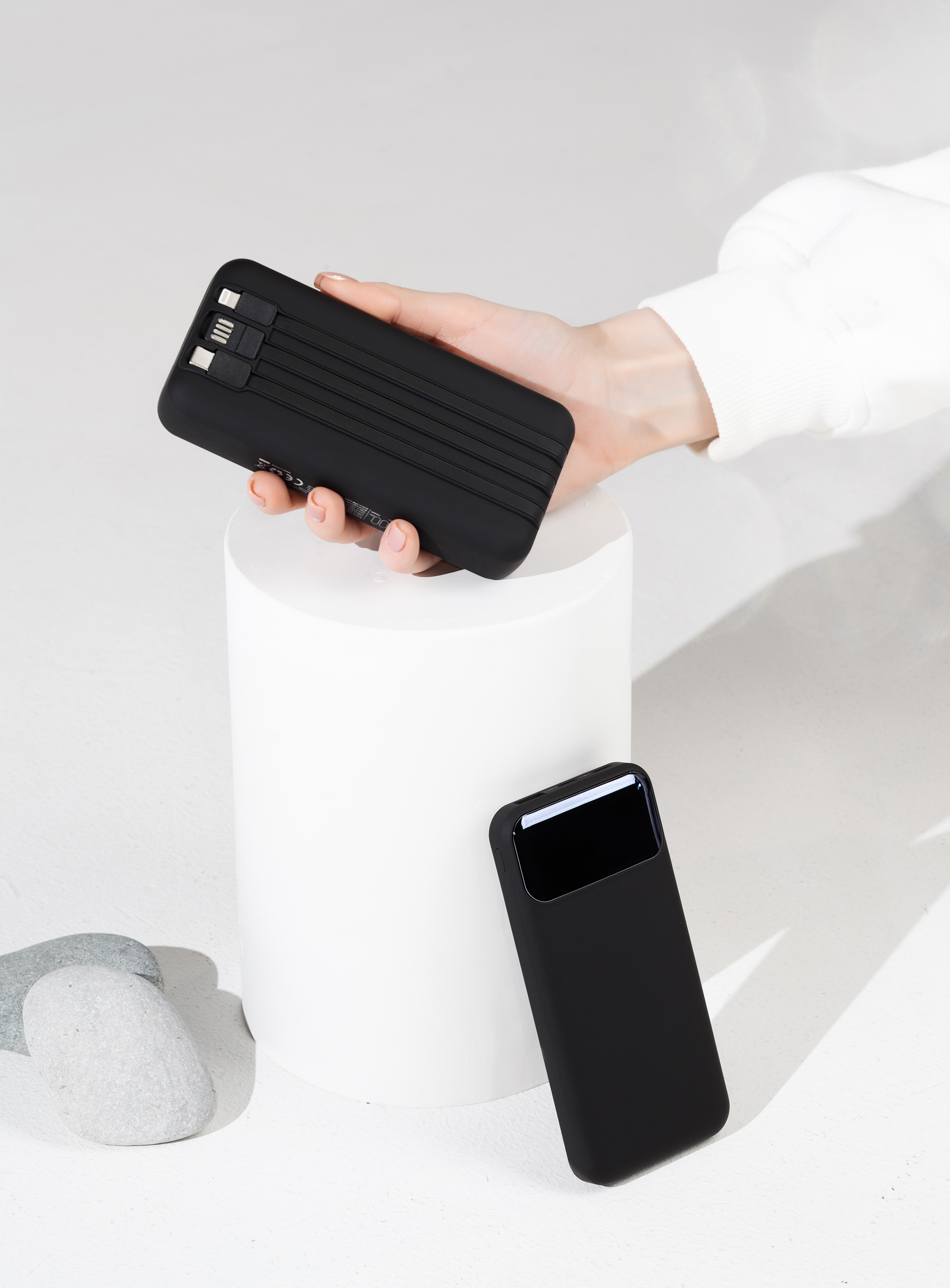 Зарядное (22.5W) устройство "Top Grade SOFTTOUCH" 20000 mAh с подсветкой логотипа, встроенными кабелями и цифровым индикатором заряда, черный