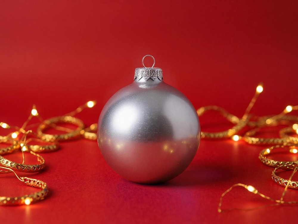 Стеклянный елочный шар Christmas bauble, серебро, металлик, с серебристым колпачком в черной коробке