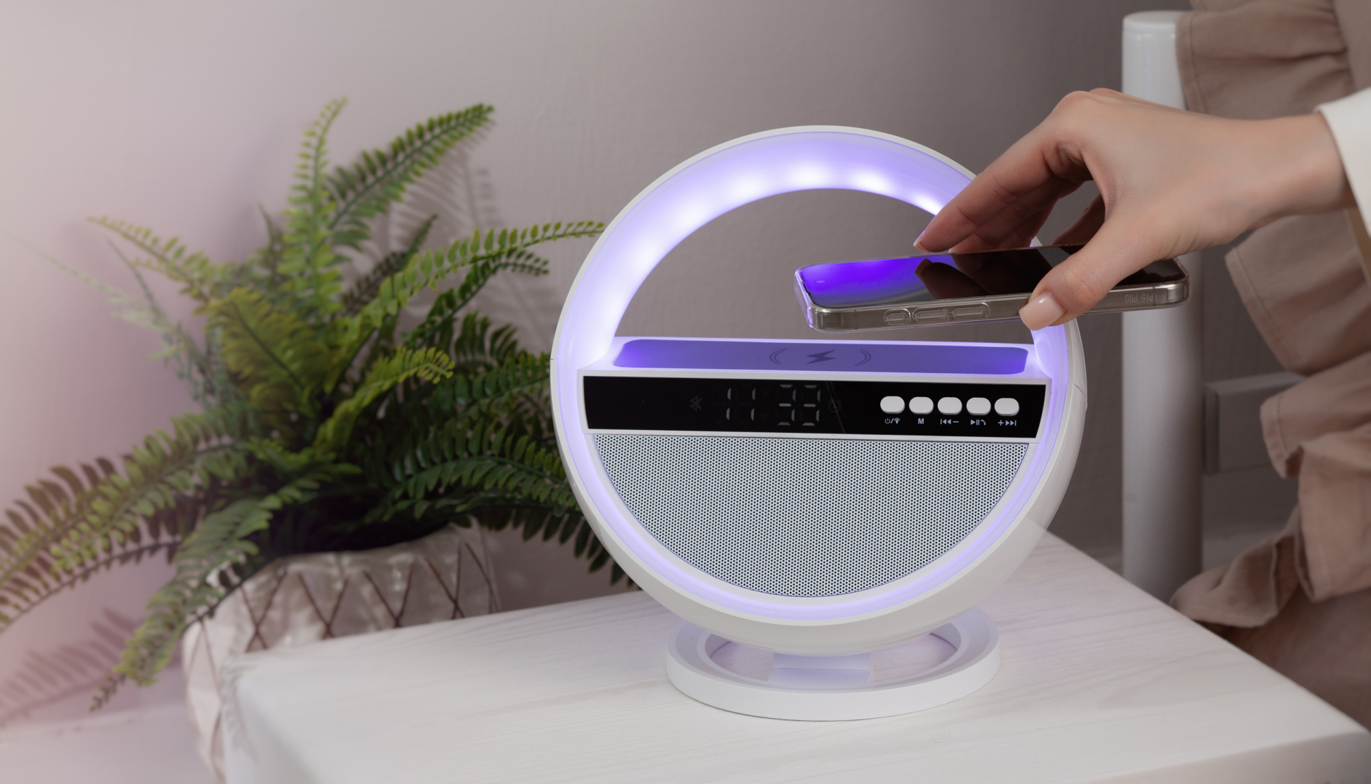 Bluetooth колонка "Smart Orb" 5Вт с беспроводным (15W) ЗУ, лампой, часами, FM радио фото на сайте Print Logo.