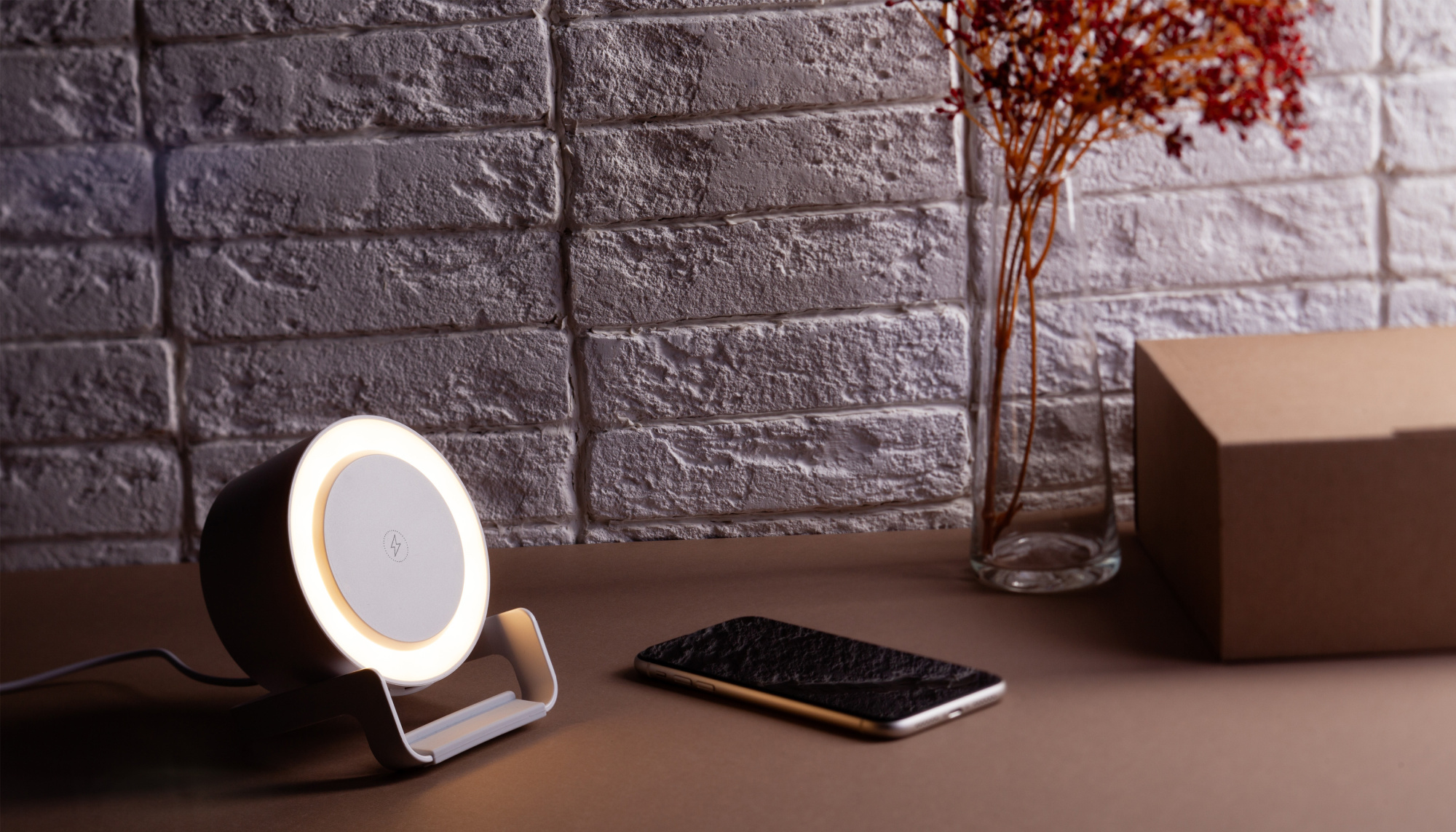 Bluetooth колонка-подставка "Smart Sound" с беспроводным (10W) зарядным устройством и лампой фото на сайте Print Logo.