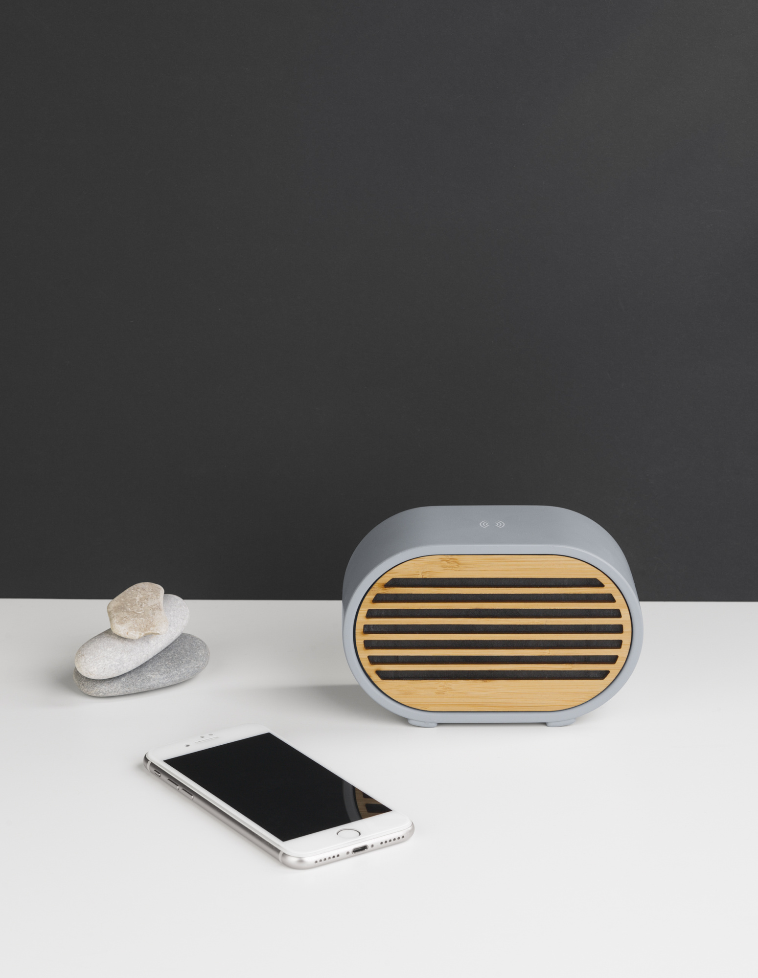 Bluetooth-колонка "Stonehenge" 5Вт с беспроводным зарядным устройством, камень/бамбук фото на сайте Print Logo.