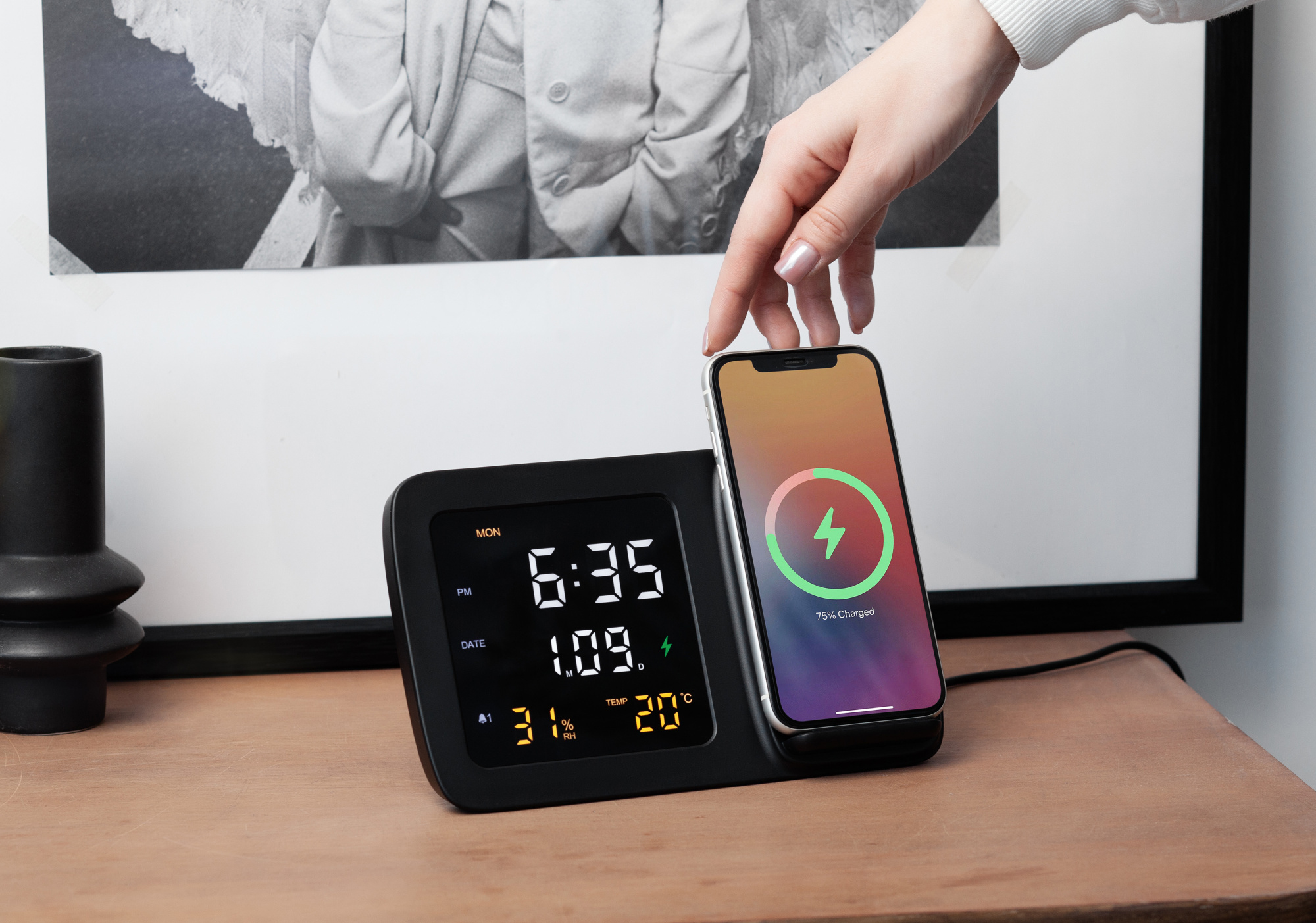 Настольные часы "Smart Screen" с беспроводным (15W) зарядным устройством, гигрометром, термометром, календарём, с подсветкой логотипа фото на сайте Print Logo.